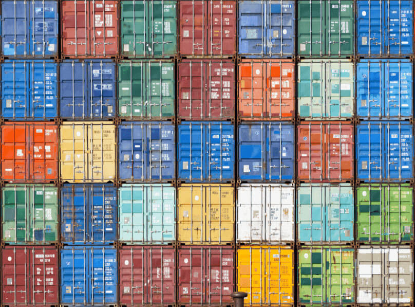 Symbolfoto von bunten Logistikcontainern
