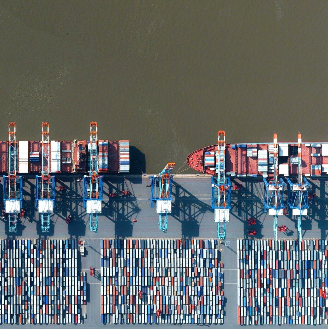 Luftaufnahme von zwei Containerschiffen im Containerhafen