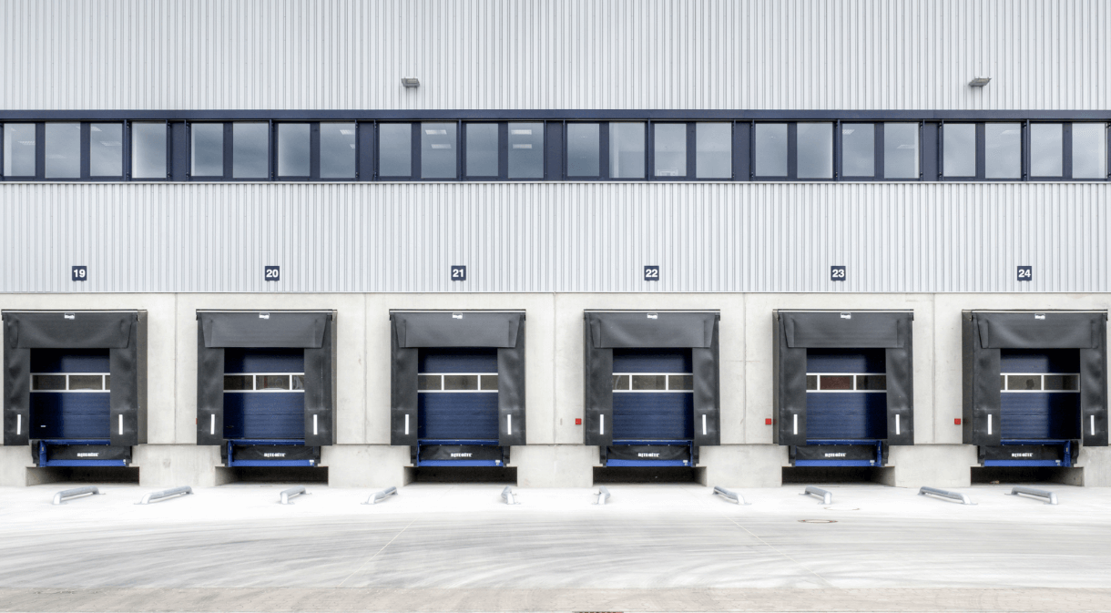 Photo of a logistics hall with loading locks