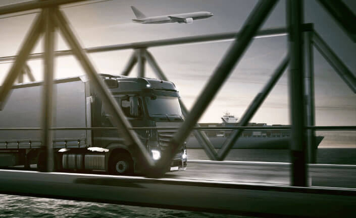 Imagen simbólica de la logística con un avión, un camión y un buque de carga