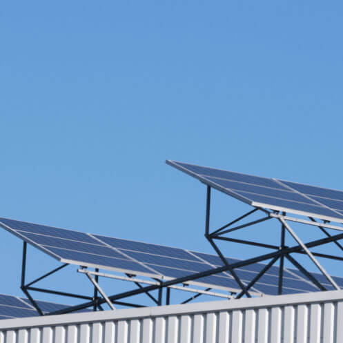 Foto de un sistema solar en el tejado de una propiedad logística